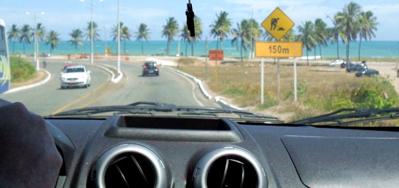 Dirigindo carro em Maragogi
