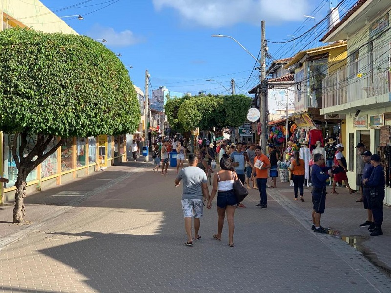 Turistas andando em Porto de Galinhas