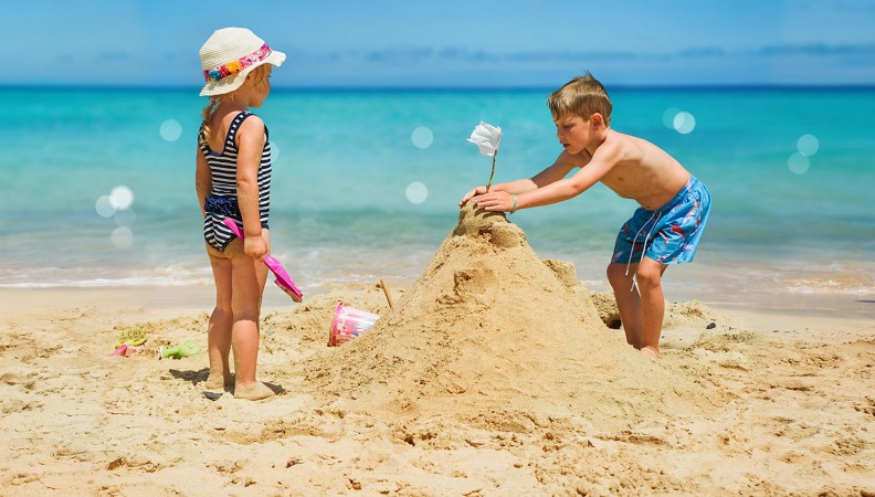 Crianças brincando na praia de Maragogi